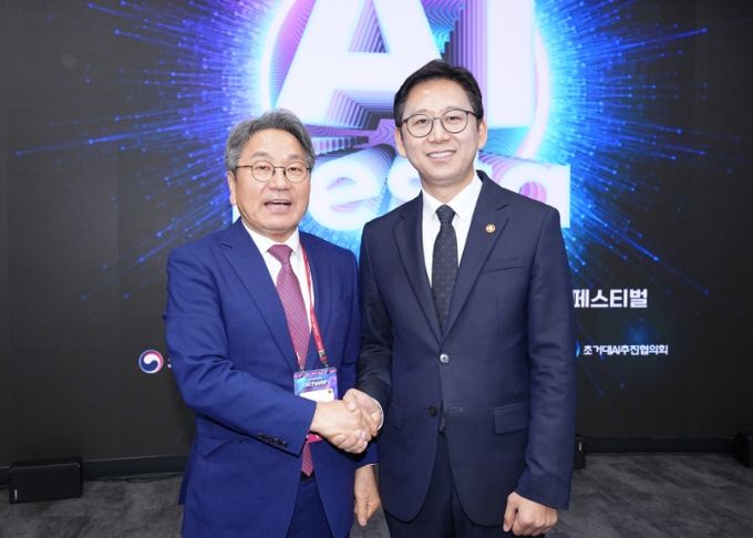 강기정 광주광역시장이 30일 서울 코엑스에서 열린 ‘AI 페스타(Festa) 2025’에 참석해 배경훈 과학기술정보통신부 장관과 환담을 나누고 있다. /광주광역시 제공