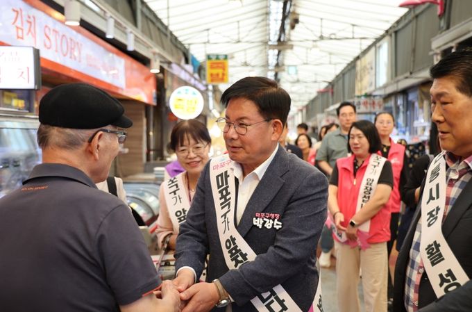 아현시장에서 주민에게 인사를 건네고 있는 박강수 마포구청장