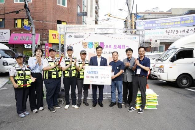 이승로 성북구청장(오른쪽 네 번째)과 자율방범대원들이 기념촬영을 하고 있다