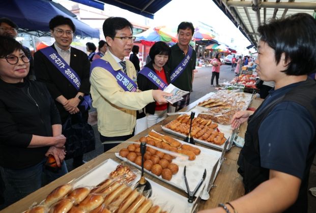 박병규 광산구청장이 1일 송정매일시장에서 전통시장 이용 분위기 확산과 지역상권 활성화를 위해 전통시장 상인들을 격려하고 제수 등 명절 용품을 구입했다.