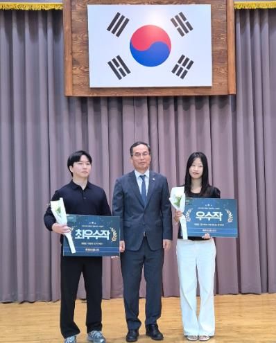 광주서부교육지원청, ‘퀴즈로 청렴을 묻고 답하다’ - 왼쪽 최우수작 수상자 조용진 주무관, 오른쪽 우수작 민승현 주무관