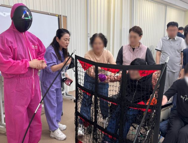 광산구장애인복지관은 한가위-달에서 온 초대장 행사에서 주민들이 체험행사를 진행하고 있다.