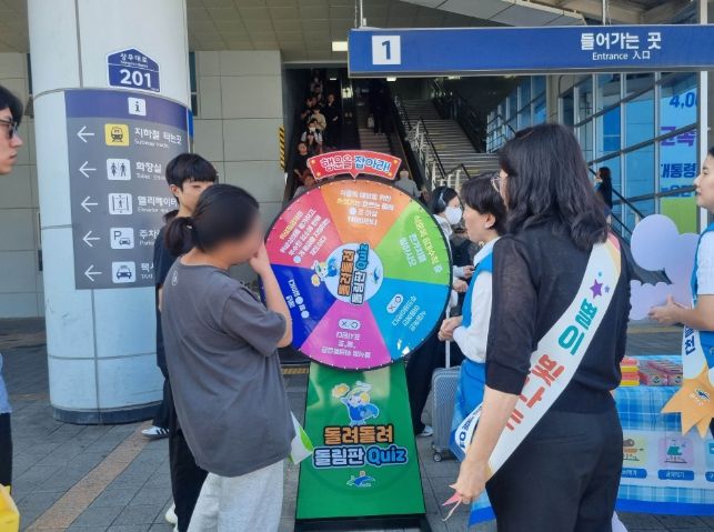 광산구는 1일 광주송정역 광장에서 식중독 예방 요령을 홍보하고 있다.