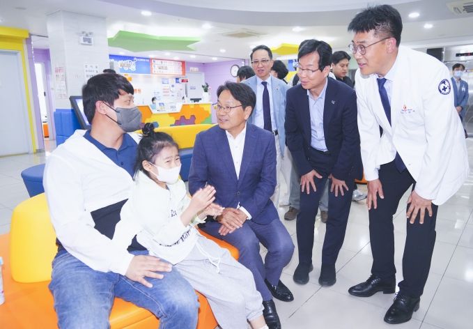 강기정 광주광역시장이 2024년 5월29일 광산구 광주센트럴병원에서 열린 ‘광주광역시 달빛어린이병원 개소식’에 참석해 기념촬영을 하고 있다. /광주광역시 제공