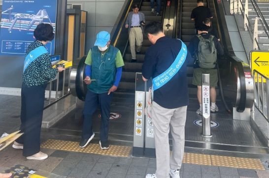 광산구가 지난 1일 광주송정역에서 도로명주소 생활화를 위한 현장 캠페인을 진행했다.