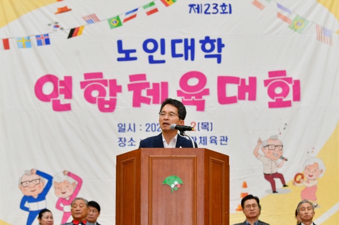 노인대학연합체육대회에서 유정근 영주시장 권한대행이 인사말을 하고 있다.