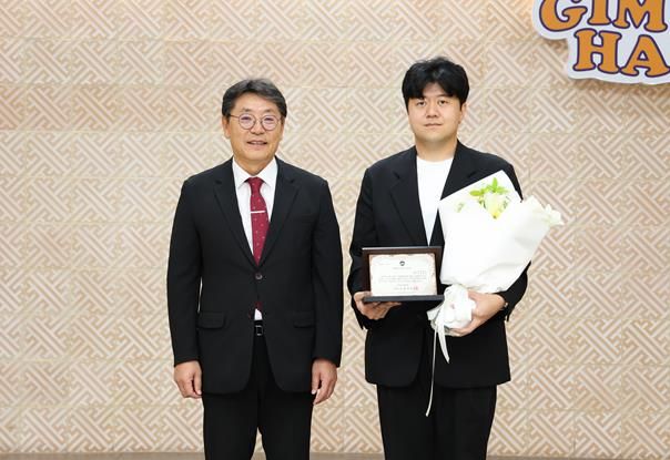 왼쪽부터 홍태용 김해시장 ㈜비앤테크 방용휘 대표