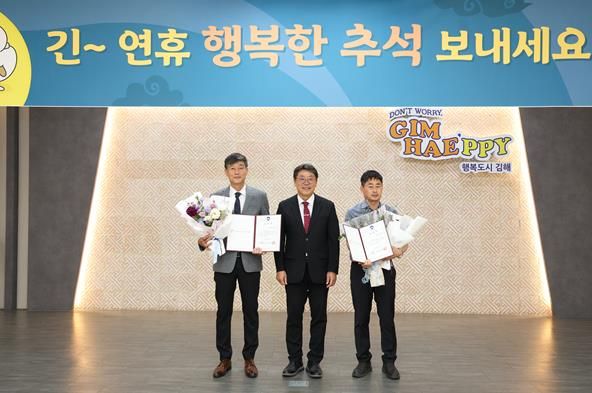 왼쪽부터 김해시 정책기획과 장성동 협력관, 홍태용 김해시장 김해시축구협회 오의용 부회장
