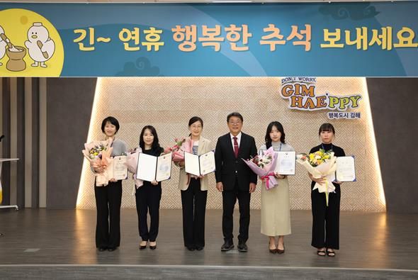 김해시 관계자들이 기념 촬영을 하고 있다.