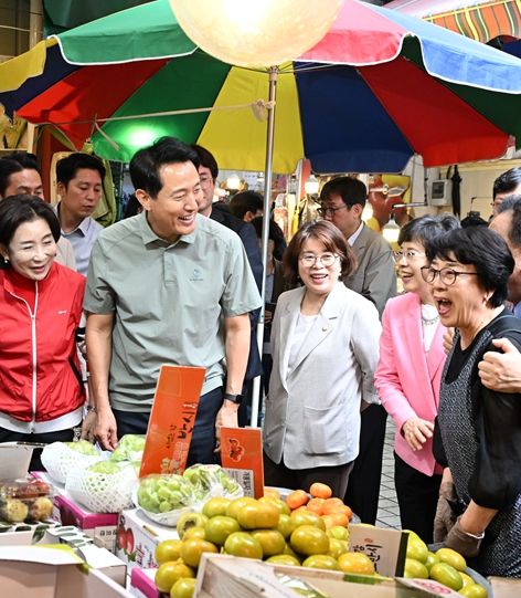 오세훈 서울시장이 2일 추석 연휴를 앞두고 구로구 고척근린시장에서 시민들과 장바구니 물가에 대해 대화 나누고 있다.