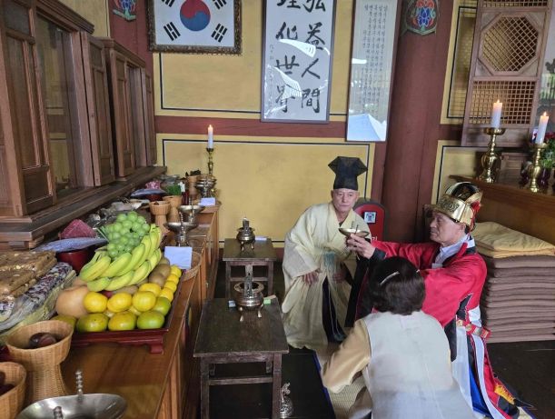 안병구 밀양시장이 3일 영남루 내 천진궁에서 열린 개천대제 초헌관으로 참여해 예를 올리고 있다.