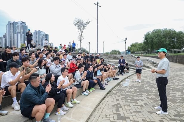 오세훈 서울시장이 추석 연휴 마지막 날인 9일(목) 러닝 번개 '한강런'에 참가한 시민들과 대화를 나누고 있다.