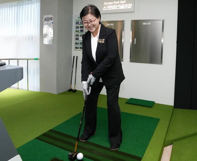 이순희 강북구청장이 지난 10월 1일 열린 스크린 파크골프장 개장식에서 파크골프 시타를 하고 있다.