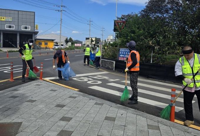 10일 영천시 환경공무관들이 금노동 일원에서 추석 명절 마무리 대청소를 실시하고 있다.