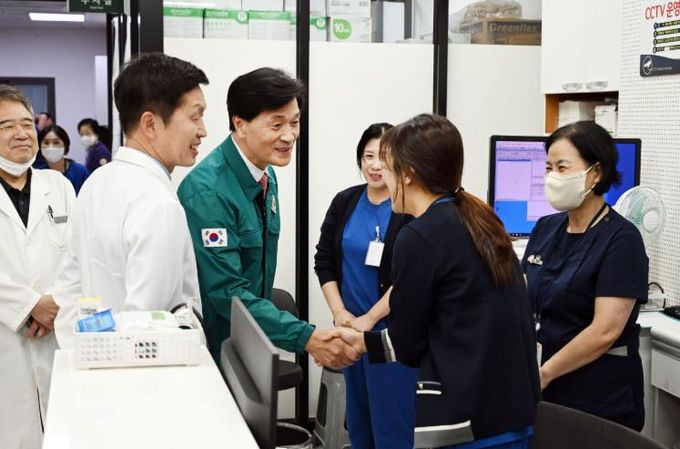 안병구 밀양시장이 10일 지역응급의료기관으로 신규 지정된 밀양병원을 방문해 의료진과 관계자들을 격려하고 있다.