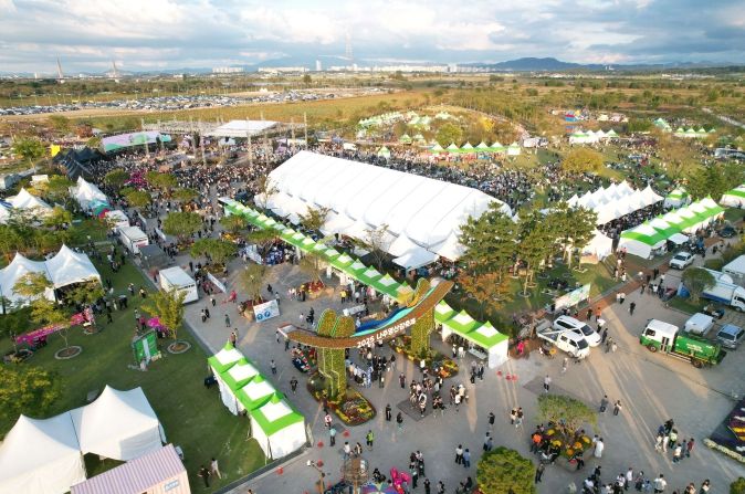 ‘2025 나주영산강축제’ 개막 3일차에 접어든 가운데 축제장은 입소문을 타고 찾아온 방문객들로 붐볐다.