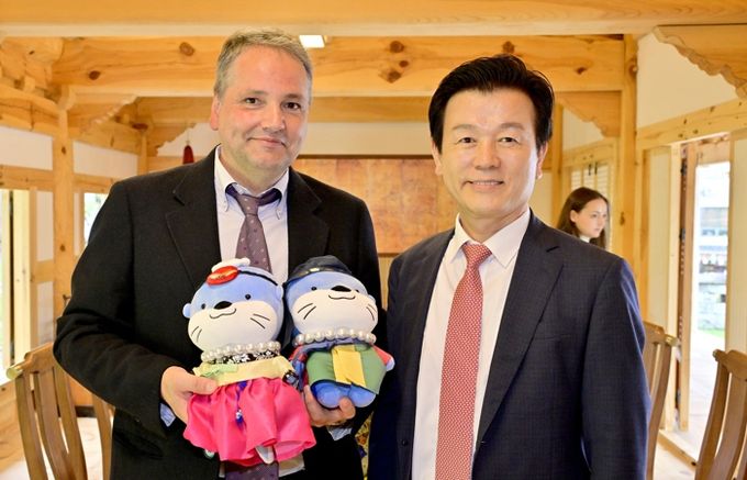 “진주 남강유등축제 개최를 축하드립니다” 프랑스 투레트市 관계자 진주방문‘눈길’