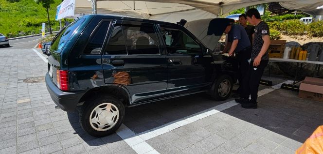 지난해 한약축제 기간에 스타전문정비 영천시협의회 회원들이 축제 방문객을 대상으로 자동차 무상점검을 실시하고 있다.