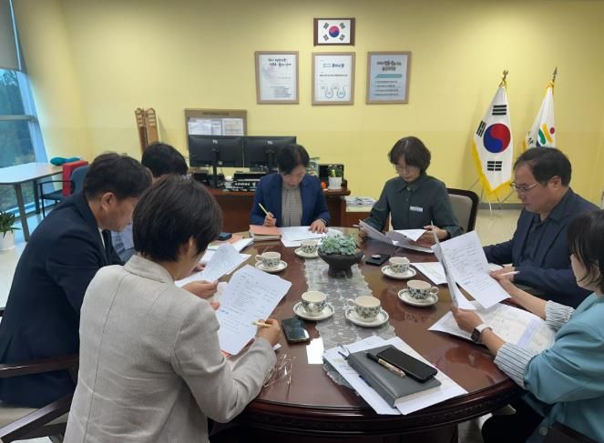 울산과학관 임미숙 관장이 14일 관장실에서 '제2차 청렴 대책 추진단 회의'를 열고있다.