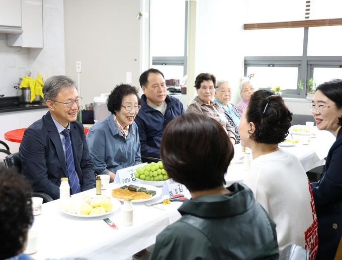 장인홍 구청장(왼쪽 두 번째)이 오류1동 주민센터에서 주민들과 환담을 나누고 있다.