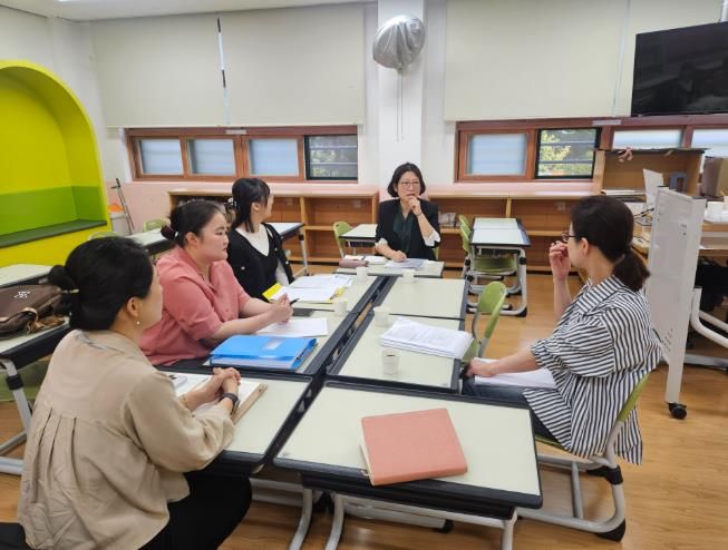 강북교육지원청은 14일 백양초 도담교실에서 늘봄교무행정실무사를 대상으로 '서로배움 멘토링'을 열었다