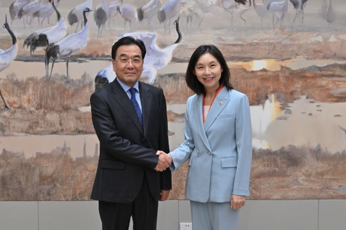 최호정 의장이 장쑤성 당서기와 MOU 체결 후 악수하는 모습