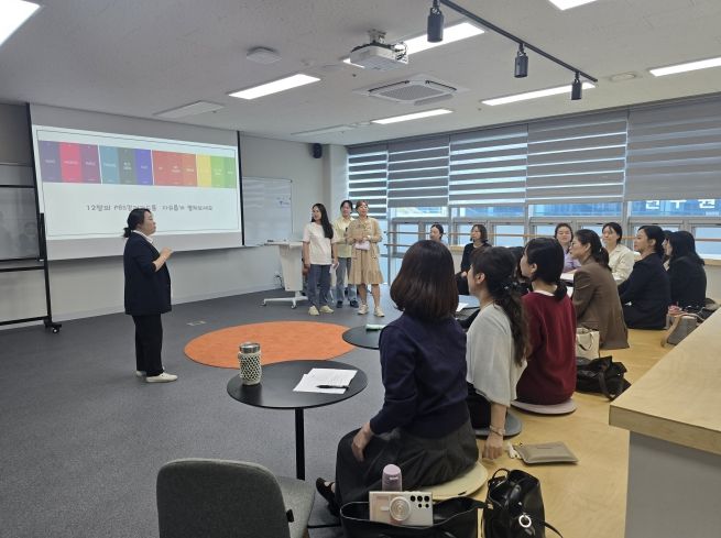 울산유아교육진흥원은 16일 울산교육연구정보원 차오름실에서 공립유치원 교원 17명을 대상으로 '찾아가는 맞춤형 연수(색 치유)'를 진행했다.