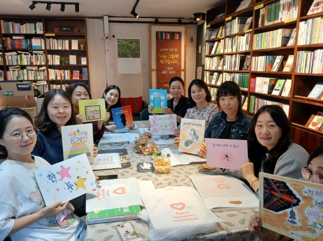 김해시 칠암도서관 ‘시민 작가 그림책 출판기념회’ 개최