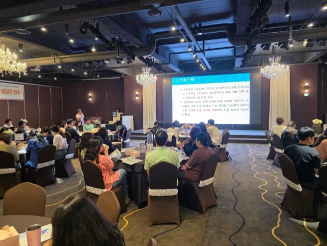 울산교육청이 17일 북구 한 연회장에서 '2026년 신입생 교육과정 설계 지원 일반계고 교육과정 업무 담당자 연수'를 진행하고있다