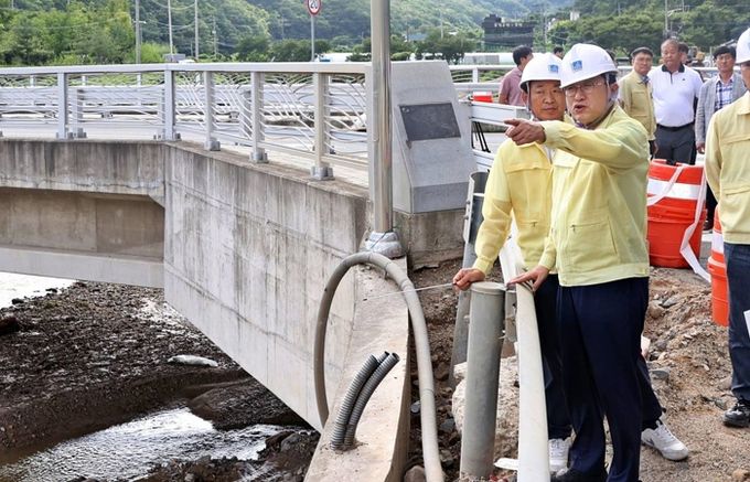 주낙영 경주시장이 공사 안전관리 강화를 위해 현장을 점검하고 있다. 경주시는 주변 10m 내 정류장·횡단보도 등이 있는 건축물은 ‘허가’를 받아야 해체할 수 있도록 조례 개정을 추진하고 있다.