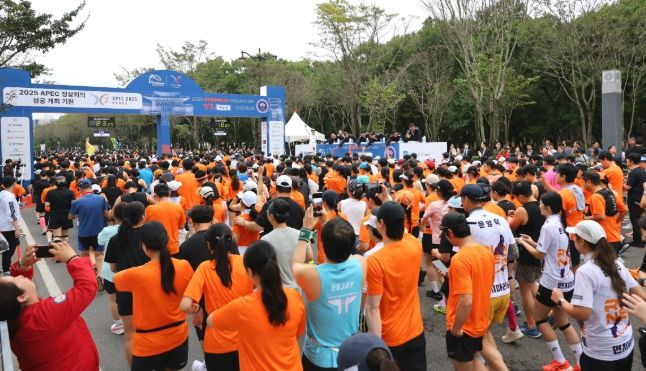 18일 오전 경주시민운동장에서 열린 ‘동아일보 2025 경주국제마라톤대회’ 출발 신호와 함께 참가자들이 힘차게 출발하고 있다