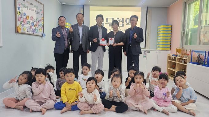 김해시장애인종합복지관 착한가게 242호점 ‘국공립힐스테이트수어린이집’ 현판 전달
