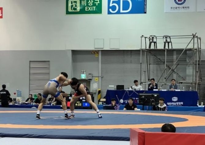 제106회 전국체육대회 레슬링 경기에서 정용석 선수(오른쪽)가 상대 선수와 치열한 경합을 벌이고 있다.