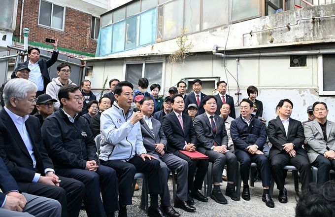 오세훈 서울시장은 24일 오전 국민의힘 지도부와 ‘노원구 상계5 재정비촉진구역’을 방문해 주민들과 의견을 나누고 있다.