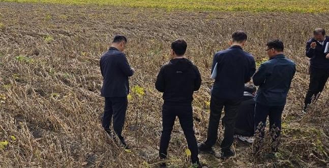 괴산군 관계자들이 농작물 피해 현황을 조사하고 있다