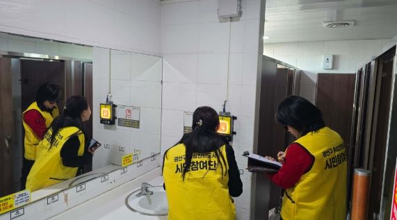 여성친화도시 시민참여단 여성안심귀갓길 현장점검 사진.