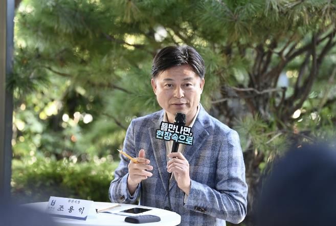 조용익 부천시장이 27일, 고라개공원에서 열린 ‘틈만나면, 현장속으로’ 에서 레미콘 공장 일대 환경오염 최소화를 위해 주민 및 업체 관계자와 의견을 나누고 있다.