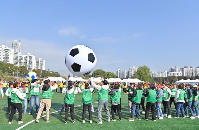 ‘양천구 통장 한마음 체육대회’에서 공굴리기 경기를 즐기는 통장들