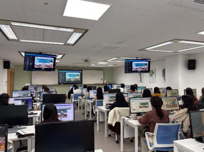 유치원 지원교사, 돌봄플러스 강사 들이 31일 울산교육청 컴퓨터실에서 열린 정보화 역량 강화 연수를 듣고있다