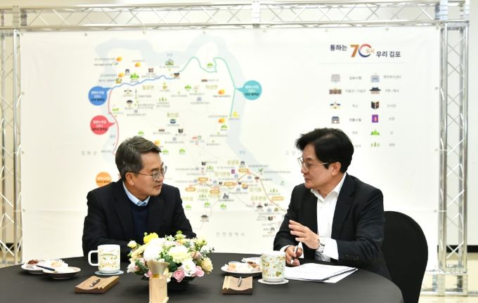 김병수 김포시장이 3일 김동연 경기도지사와 차담회를 갖고 김포골드라인 전동차 증차 지원 등 김포시민의 안전과 직결된 경기도 차원의 지원을 적극 요청하고 나섰다.