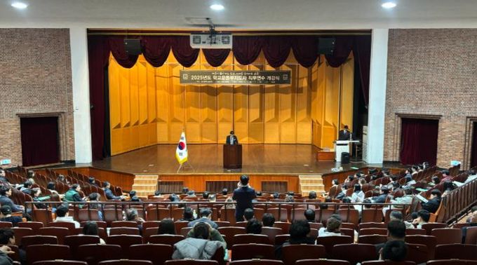 울산교육청 김일성 과장이 3일 울산대 해송홀에서 열린 학교운동부 지도자 직무연수에서 인사말을 하고있다