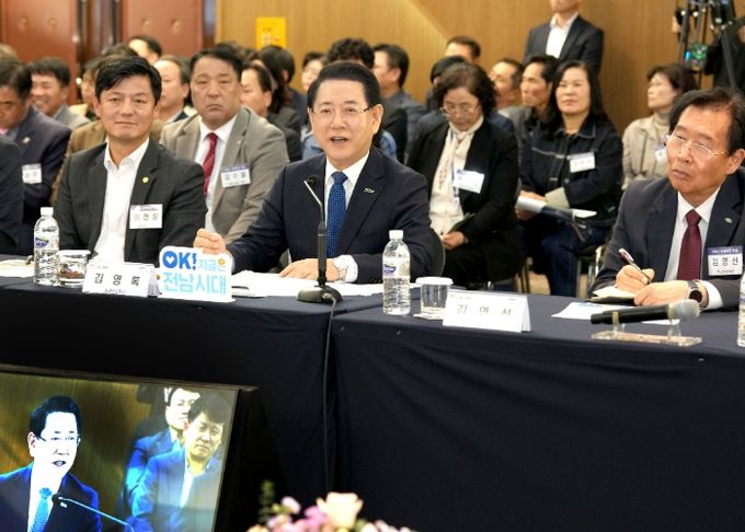 김영록 전라남도지사가 6일 구례군 The-K 지리산 가족호텔에서 열린 ‘구례군 정책비전 투어’에서 인사말을 하고 있다.