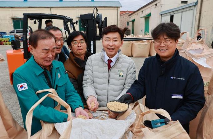 보성군이 오는 11일 겸백면을 시작으로 12개 읍면에서 2025년도 공공비축미곡 포대벼 매입을 본격 추진한다_전년도 수매 현장 모습