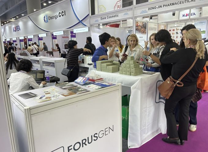 충주시 중국 광저우 교역회서 130만 달러 수출 쾌거(바이어들이 포러스젠 물품 설명을 듣고 있다)