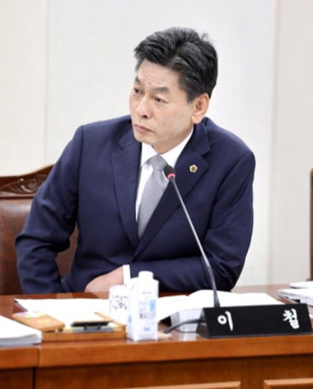 이철 부의장이 2025년 인재육성교육국 행정사무감사에서 질문하고 있다.
