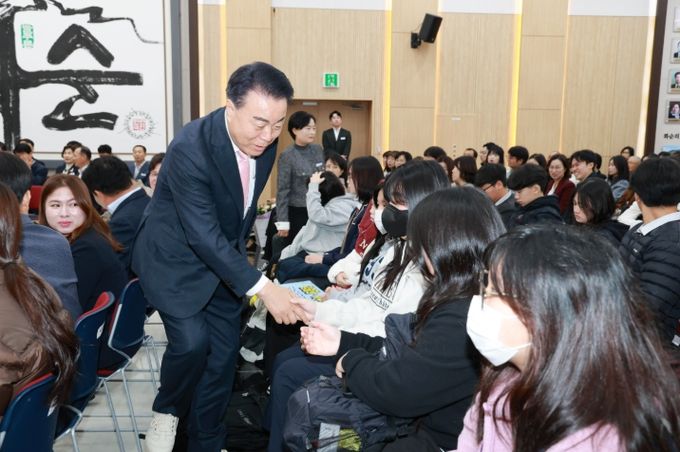 구복규 화순군수(화순장학회 이사장)가 참가 학생들과 인사하는 모습