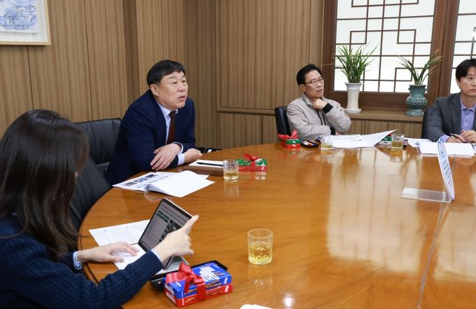 울산 동구는 11일 구청장실에서 김종훈 동구청장 주재로 관계자들이 참석해 전하1동 청사 이전 대상지 선정 타당성 조사 용역 착수보고회를 가졌다.