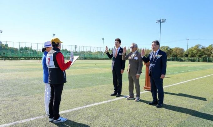 지난 10일 국가정원 B구장에서 열린 2025 동부 7개 시군 순천시 게이트볼 대회에 참석한 주요 내빈들이 선수 및 심판 대표 선서를 받고 있다