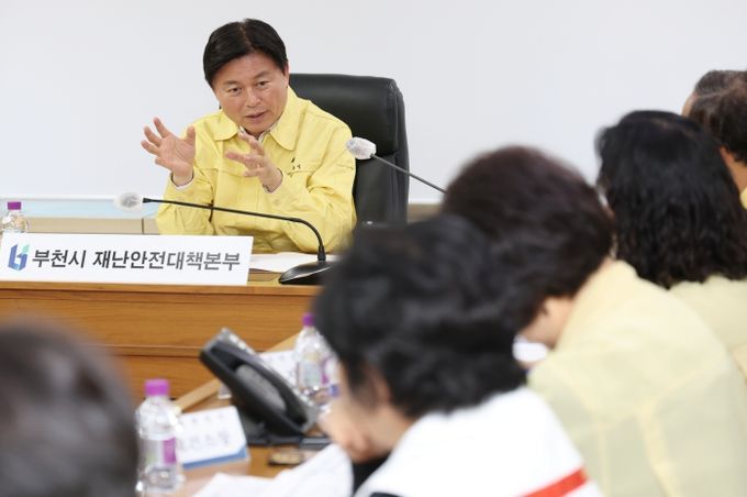 조용익 부천시장이 재난안전대책 긴급회의를 열고, 전 부서가 협업해 신속하고 과감하게 대책을 마련할 것을 당부했다.