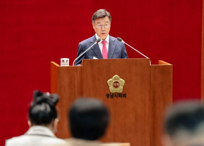 신상진 성남시장이 20일 성남시의회 제307회 제2차 정례회에서 2026년도 예산안과 시정 운영 방향을 설명하고 있다